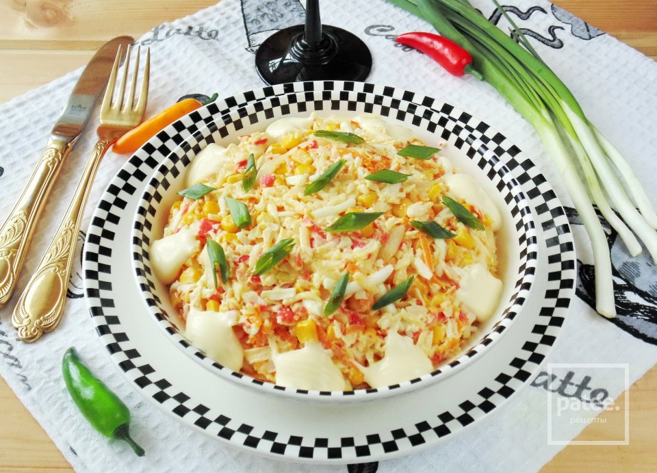 Салат с крабовыми палочками, кукурузой и луком - Шаг 21