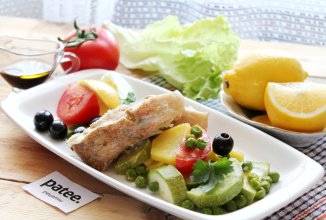 Морской окунь с овощами на пару