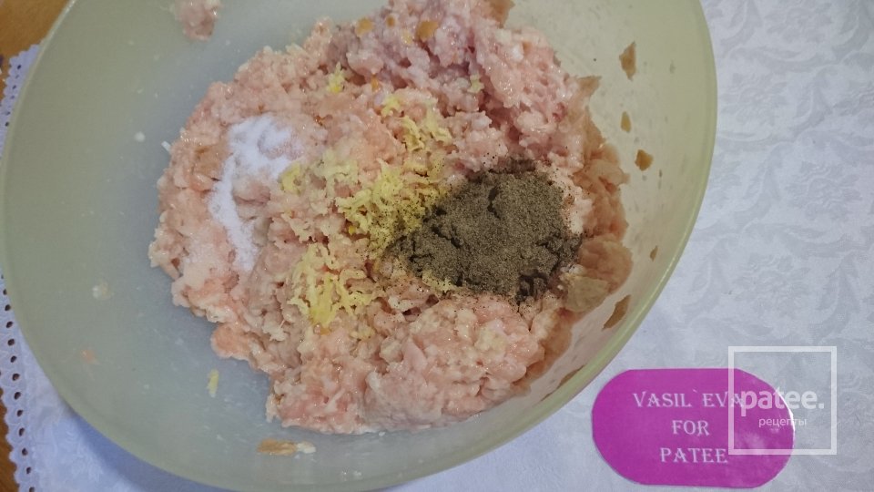 Куриные тефтельки в сливочном соусе с шампиньонами - Шаг 2