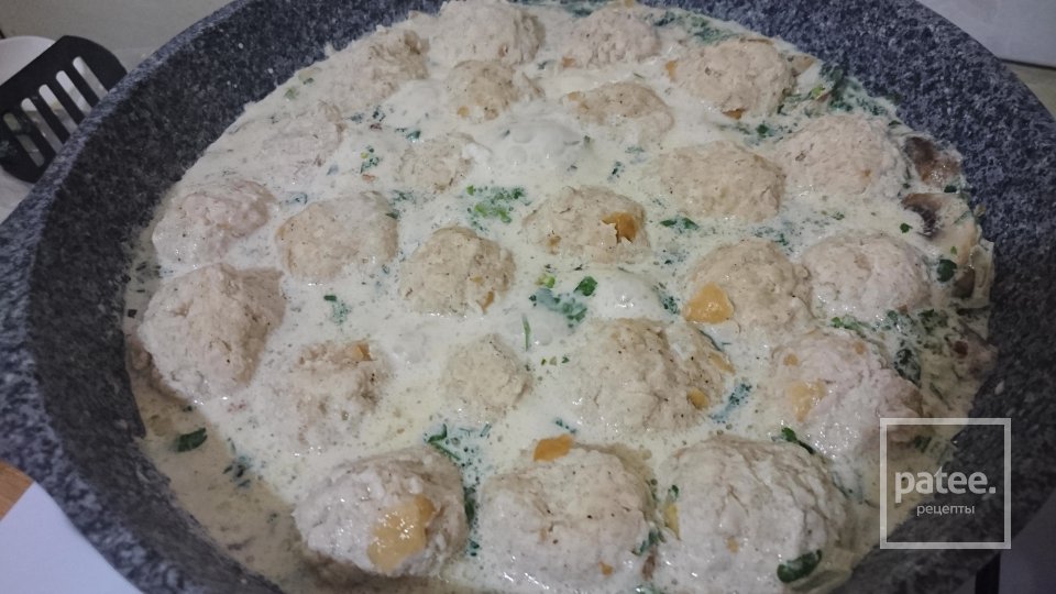 Куриные тефтельки в сливочном соусе с шампиньонами - Шаг 7