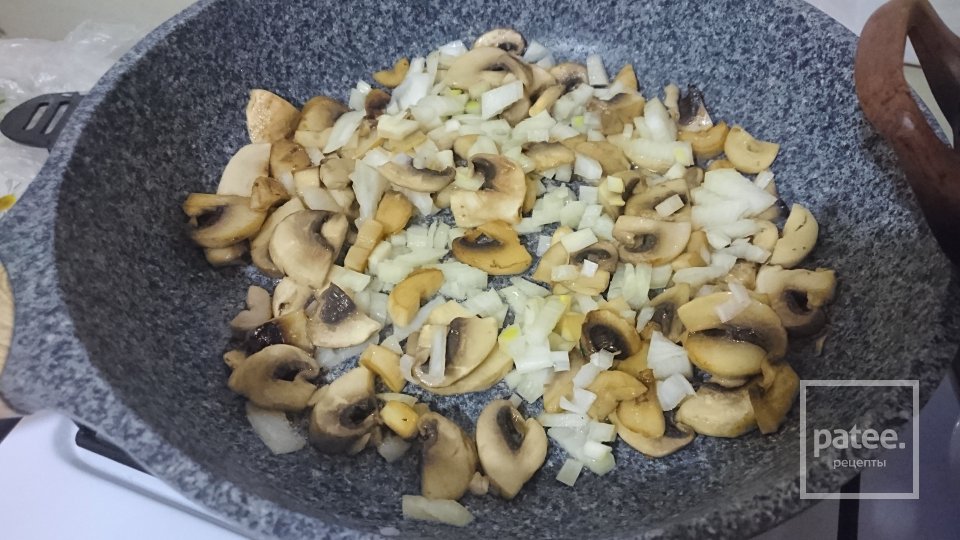 Куриные тефтельки в сливочном соусе с шампиньонами - Шаг 5