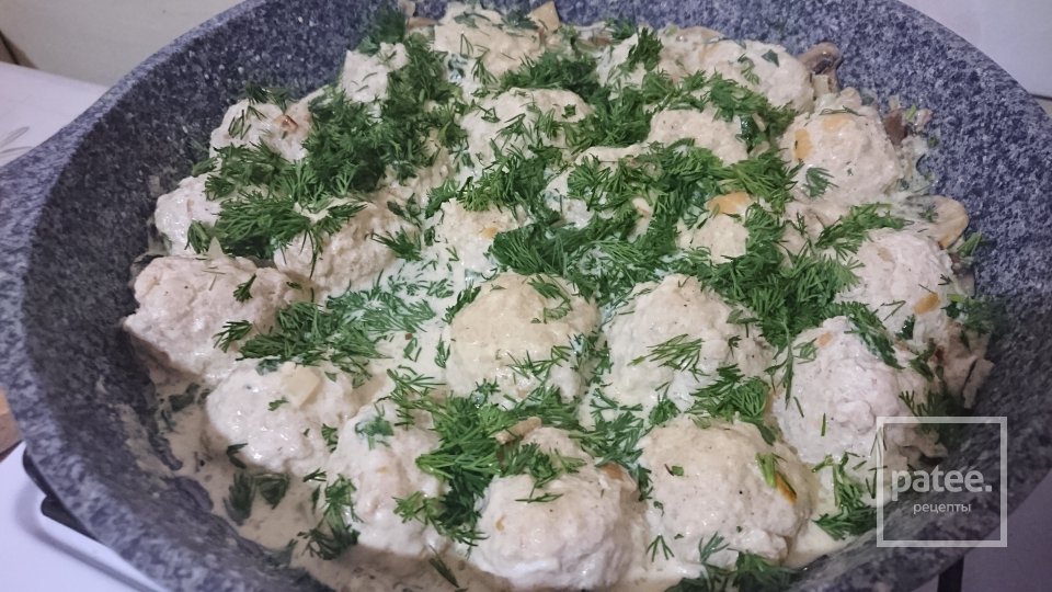 Куриные тефтельки в сливочном соусе с шампиньонами - Шаг 8