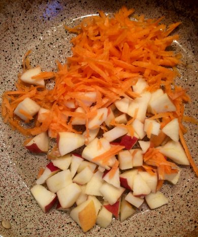 Печень с яблоками на сковороде - Шаг 2