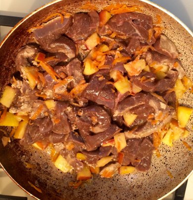 Печень с яблоками на сковороде - Шаг 3