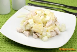 Салат с курицей и ананасами