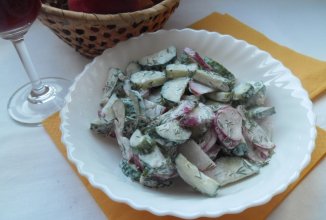 Салат с огурцом и редиской.