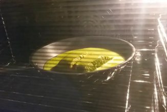 Лосось в сметане с чесноком и укропом