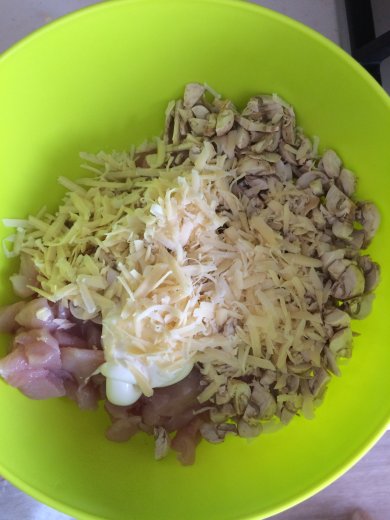 Котлетки из куриного филе, сыра и грибочков - Шаг 1