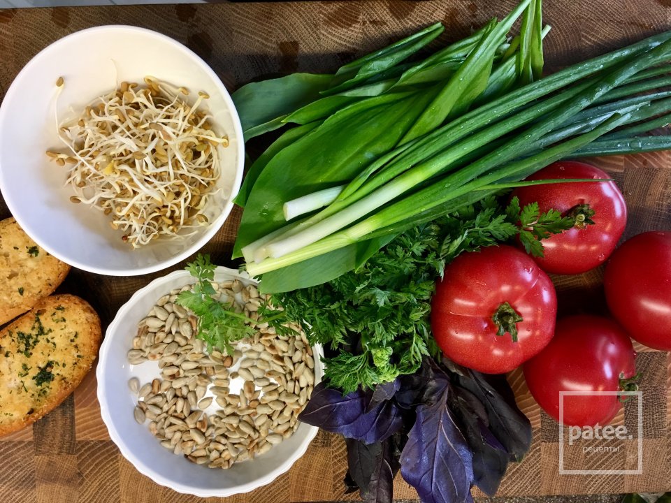 Салат "Эльбрус" с томатами, проростками пажитника и семенами подсолнечника. - Шаг 1