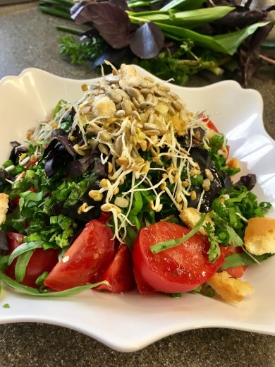 Салат "Эльбрус" с томатами, проростками пажитника и семенами подсолнечника. - Шаг 7