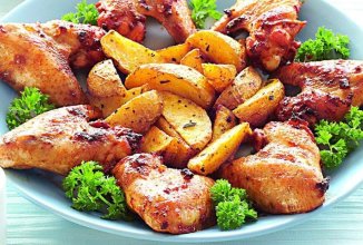 Крылышки маринованные в кефире и запечёные с картофелем в мультиварке