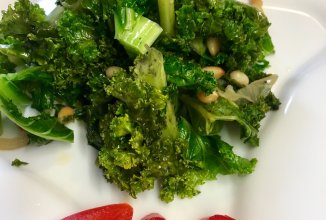 Кудрявая капуста Кале с кедровыми орешками