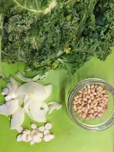 Кудрявая капуста Кале с кедровыми орешками - Шаг 1