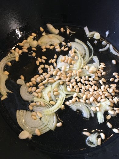 Кудрявая капуста Кале с кедровыми орешками - Шаг 4