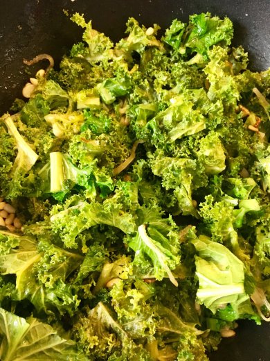 Кудрявая капуста Кале с кедровыми орешками - Шаг 5