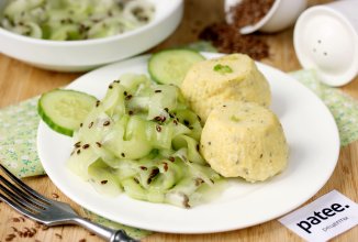 Салат из свежих огурцов с семенами льна