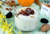 Десерт из греческого йогурта с мёдом, орехами и сухофруктами