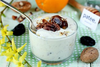 Десерт из греческого йогурта с мёдом, орехами и сухофруктами