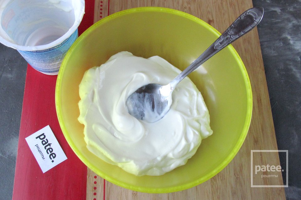 Десерт из греческого йогурта с мёдом, орехами и сухофруктами - Шаг 5
