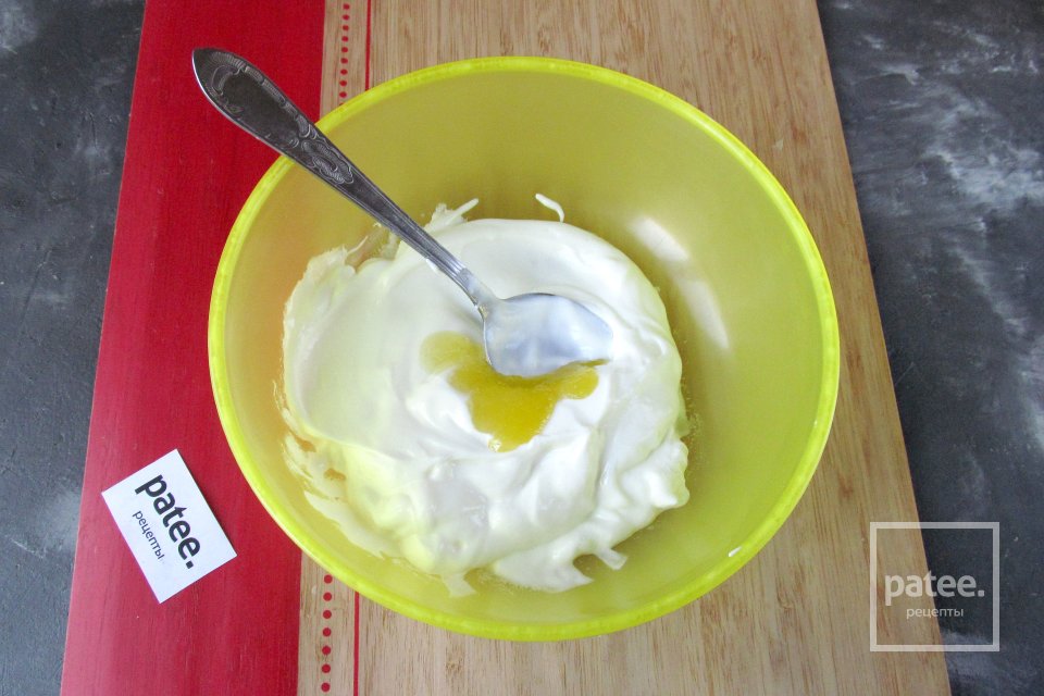 Десерт из греческого йогурта с мёдом, орехами и сухофруктами - Шаг 6