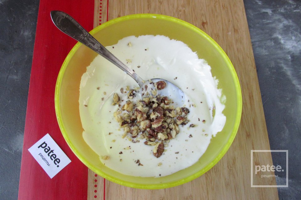 Десерт из греческого йогурта с мёдом, орехами и сухофруктами - Шаг 7