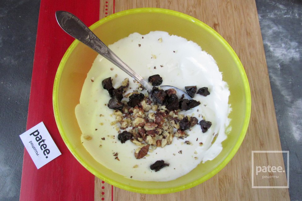 Десерт из греческого йогурта с мёдом, орехами и сухофруктами - Шаг 8