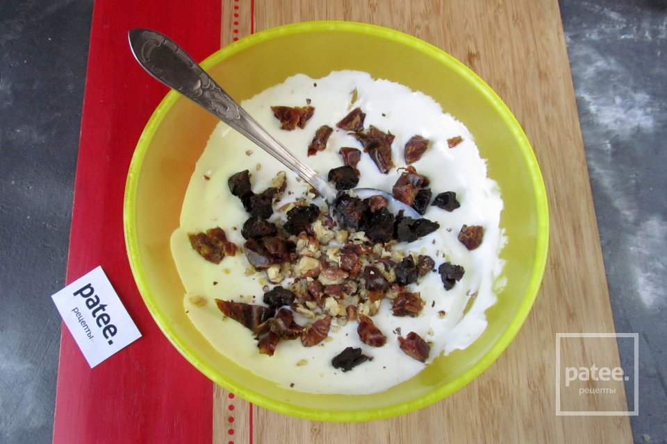 Десерт из греческого йогурта с мёдом, орехами и сухофруктами - Шаг 9