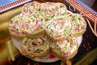 Рулет из лаваша с ветчиной и сыром