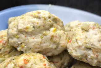 Куриные котлетки с овощами на пару