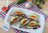 Бутерброды со шпротами и огурцом
