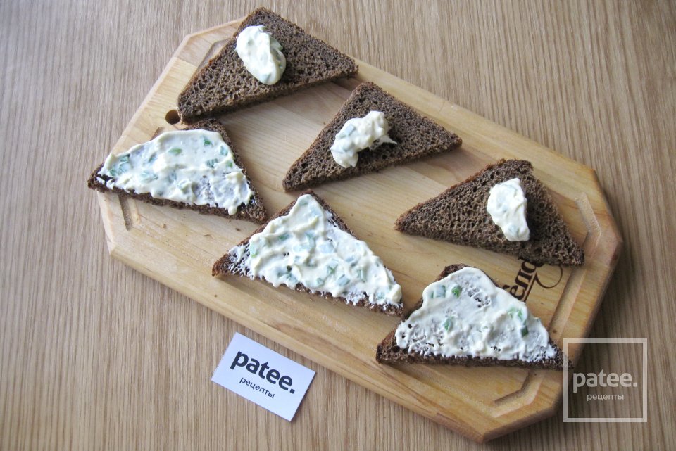 Бутерброды со шпротами и огурцом - Шаг 8