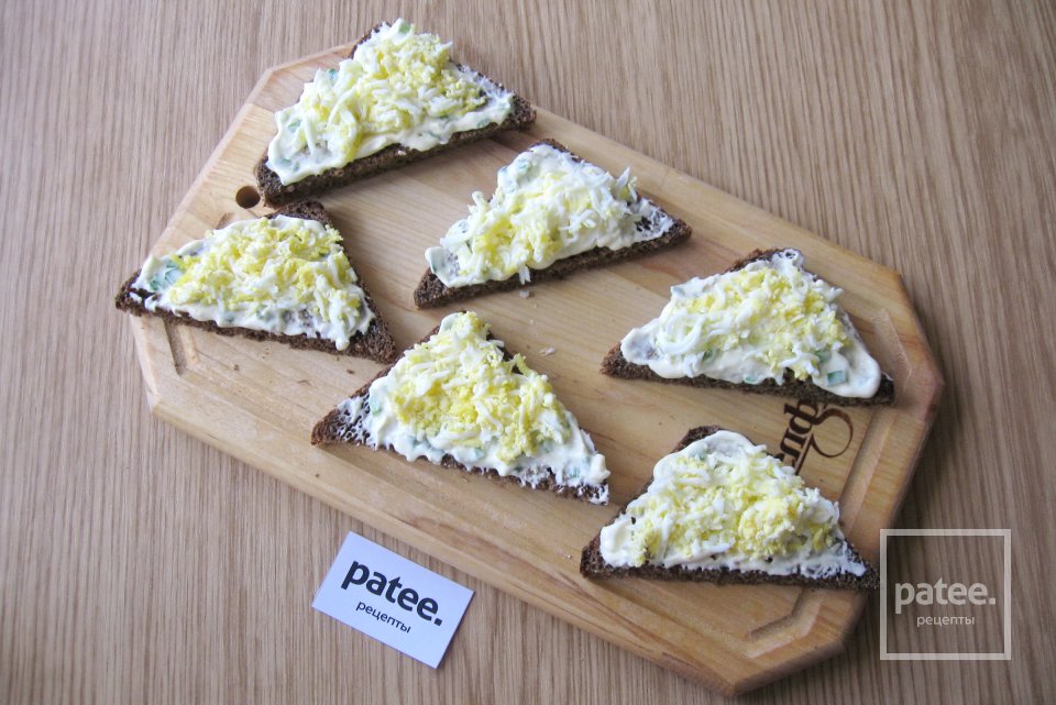 Бутерброды со шпротами и огурцом - Шаг 9