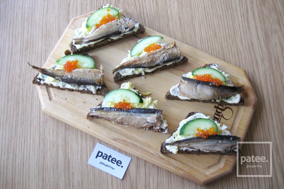 Бутерброды со шпротами и огурцом - Шаг 12