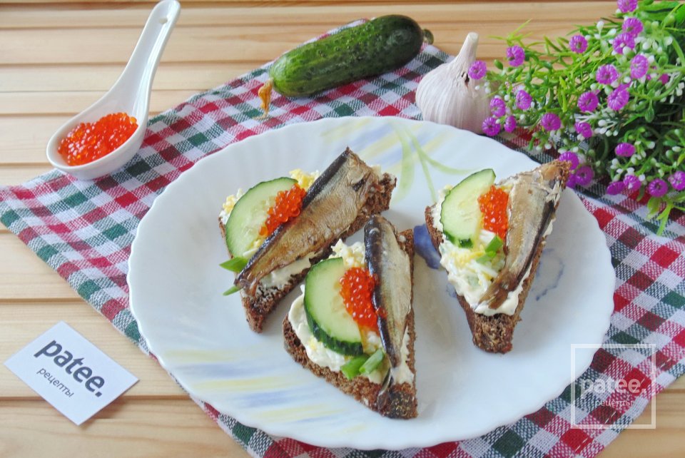 Бутерброды со шпротами и огурцом - Шаг 13