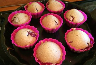 Постные кексы с вишней