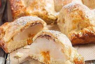 Пирог из творожного теста с яблоками