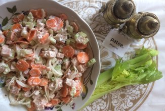 Салат с копчёной индейкой и сельдереем.