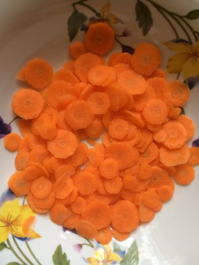 Салат с копчёной индейкой и сельдереем. - Шаг 1