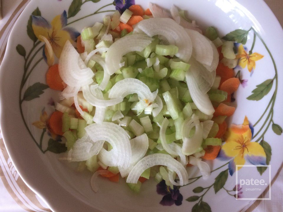 Салат с копчёной индейкой и сельдереем. - Шаг 3