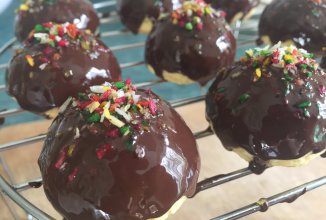 Кокосовое печенье в шоколадной глазури