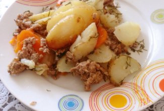 Картофель с фаршем в мультиварке