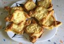 Ватрушки из слоеного теста с творогом.