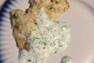 Сметанный соус с зеленью.