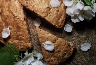 Ореховый пирог с яблоками и корицей.