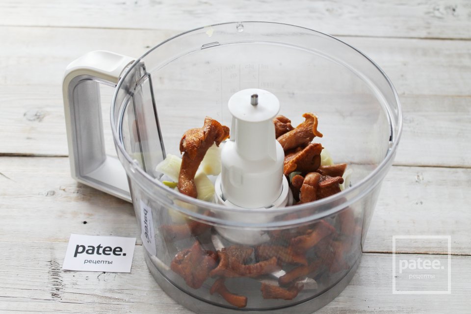 Дрожжевые пирожки с грибами и яйцом - Шаг 4