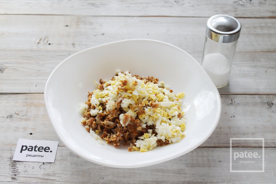 Дрожжевые пирожки с грибами и яйцом - Шаг 8