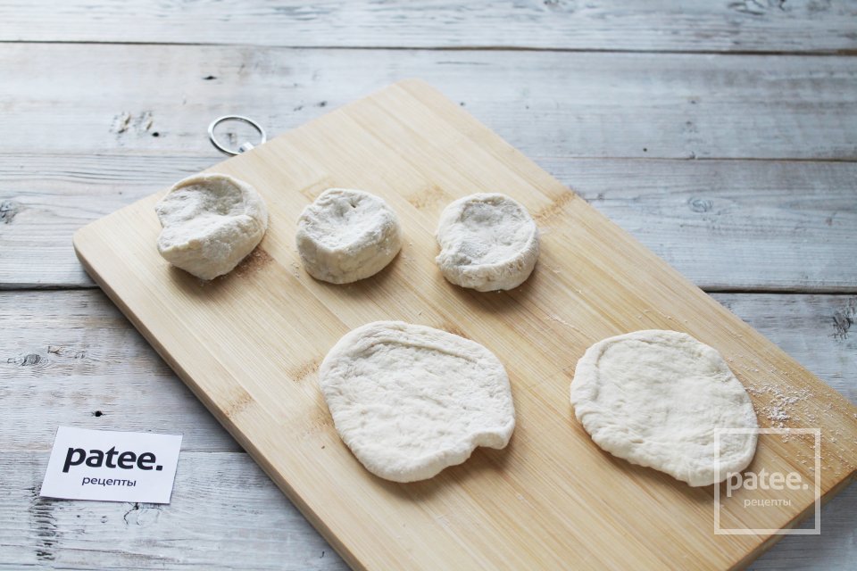 Дрожжевые пирожки с грибами и яйцом - Шаг 10