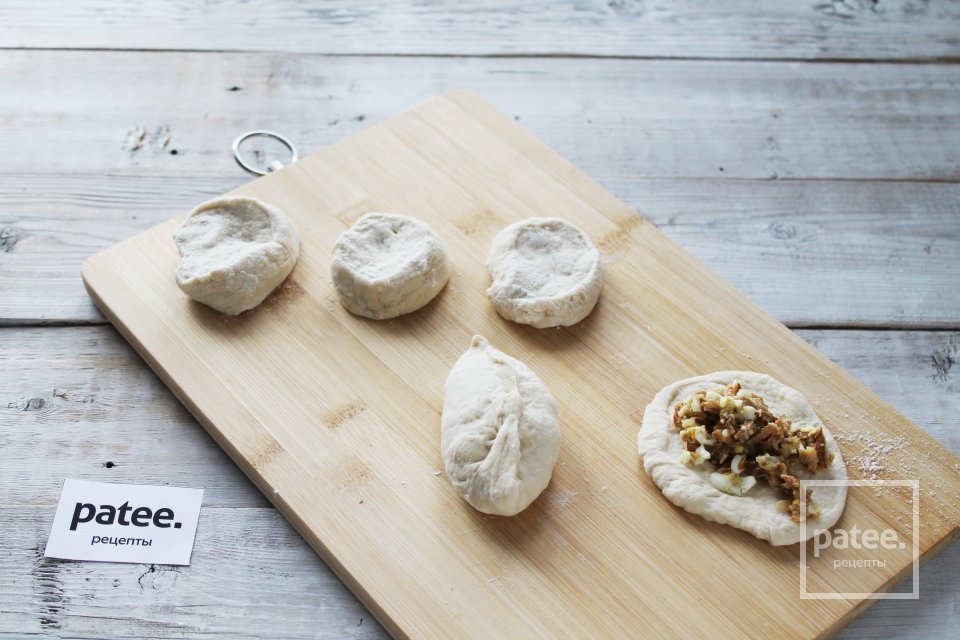Дрожжевые пирожки с грибами и яйцом - Шаг 11