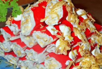 Домик из фаршированных крабовых палочек