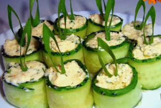 Рулетик закусочный из огурца